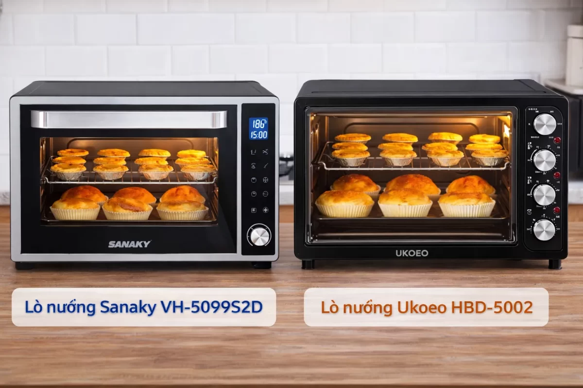 Hình ảnh so sánh lò nướng Sanaky VH-5099S2D và Ukoeo HBD-5002 đặt cạnh nhau trên bàn bếp, bên trong là những chiếc bánh nướng vàng ươm