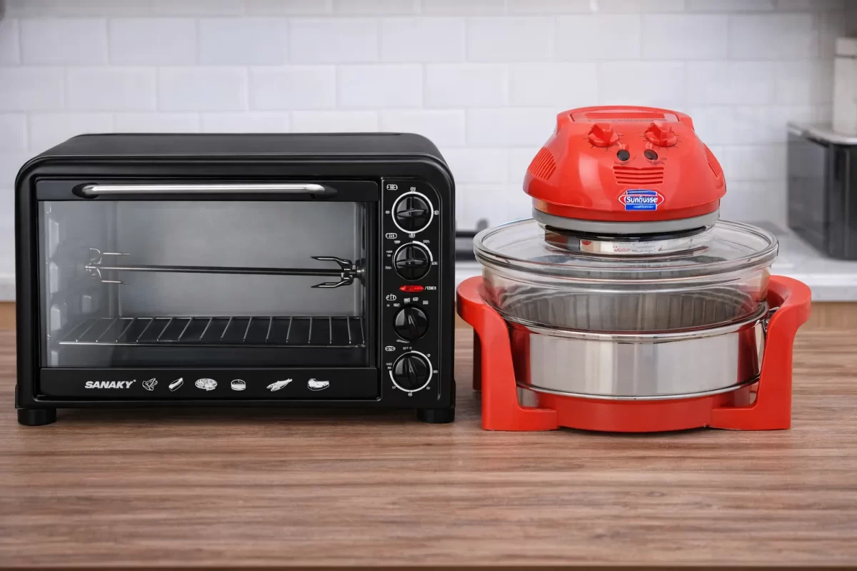 Hình ảnh so sánh trực quan lò nướng thùng Sanaky và lò nướng thủy tinh Sunhouse đặt cạnh nhau trên bàn bếp
