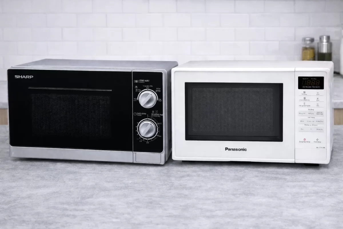 Hình ảnh so sánh lò vi sóng cơ Sharp R-205VN và lò vi sóng điện tử Panasonic NN-ST25J đặt cạnh nhau, làm nổi bật bảng điều khiển khác biệt