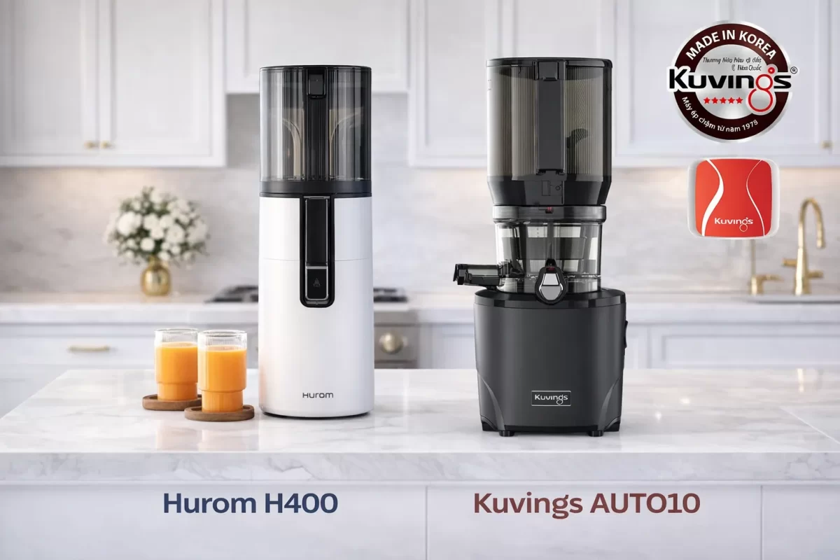 Hình ảnh máy ép chậm cao cấp Hurom H400 màu trắng thanh lịch đặt cạnh dòng máy ép chậm Kuvings AUTO10 mạnh mẽ trên đảo bếp sang trọng