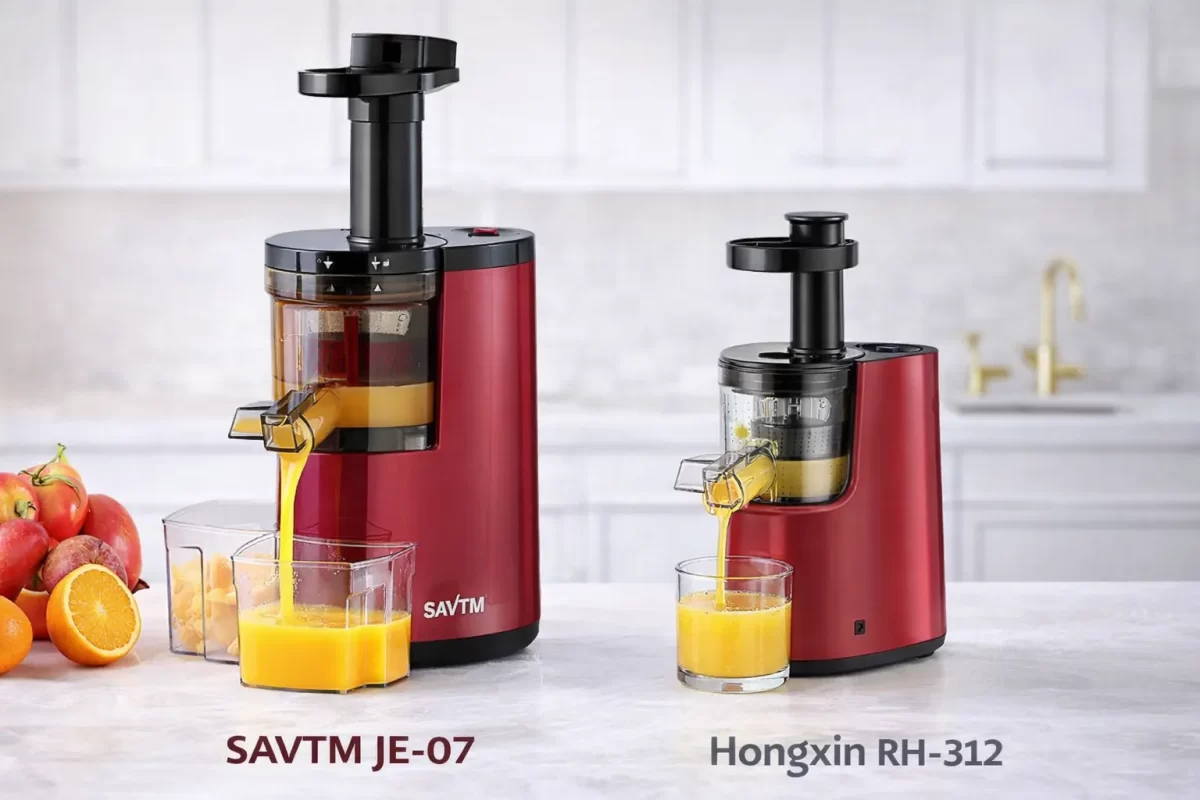 Hình ảnh so sánh máy ép chậm Savtm JE-07 màu đỏ truyền thống và máy ép chậm Hongxin RH-312 thiết kế nhỏ gọn, hiện đại đặt cạnh nhau trên bàn bếp