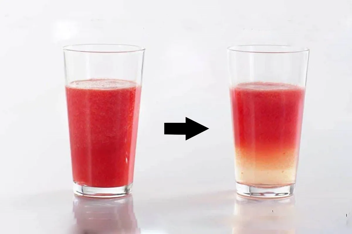 Bức ảnh so sánh hai ly nước ép táo: Ly bên trái ép bằng máy ly tâm bị tách lớp nước và bọt rõ rệt, màu nhạt; Ly bên phải ép bằng máy ép chậm màu sắc đậm đặc, đồng nhất