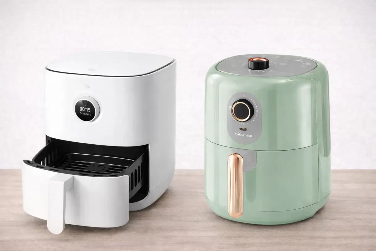 Hình ảnh so sánh nồi chiên không dầu Xiaomi màu trắng tinh khôi và nồi chiên Bear màu xanh pastel phong cách Retro đặt cạnh nhau