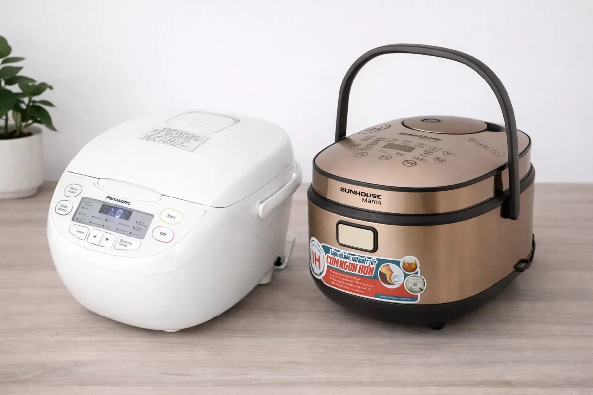 Hình ảnh so sánh nồi cơm điện tử Panasonic màu trắng trang nhã và nồi cơm điện Sunhouse Mama màu vàng đồng bắt mắt đặt cạnh nhau