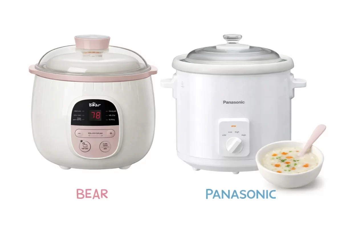 Hình ảnh so sánh nồi nấu chậm Bear hình gấu dễ thương và nồi nấu chậm Panasonic thiết kế trang nhã, bên cạnh là bát cháo ăn dặm cho bé