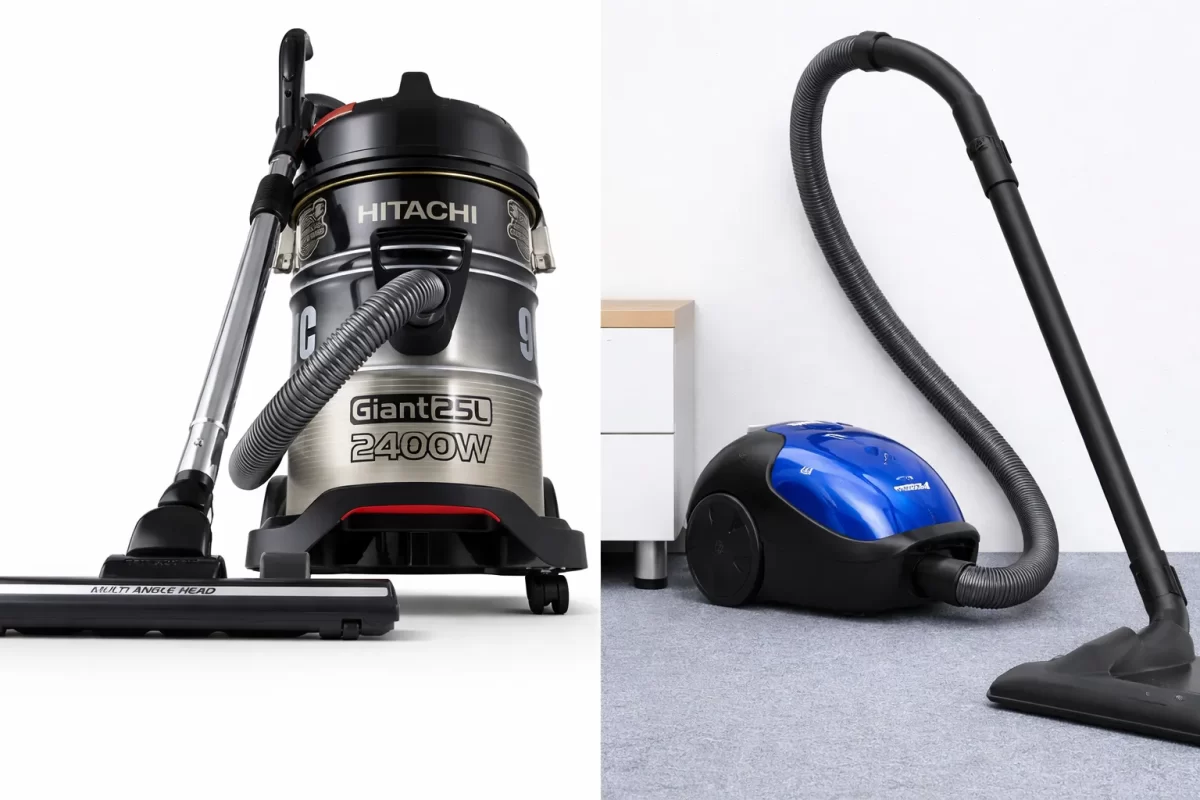 Bức ảnh chia đôi màn hình: Bên trái là chiếc máy hút bụi Hitachi dạng thùng trống bằng thiếc màu đen đỏ to lớn; Bên phải là chiếc máy hút bụi Panasonic dạng hộp nhựa bo tròn nhỏ gọn màu xanh dương
