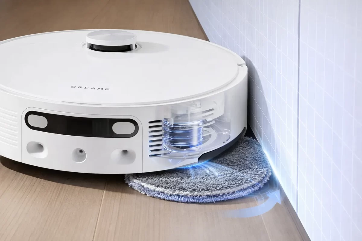 Ảnh chụp cận cảnh công nghệ lau: Miếng giẻ lau của robot Dreame đang xòe hẳn ra ngoài mép thân máy để lau sát mép chân tường (MopExtend)